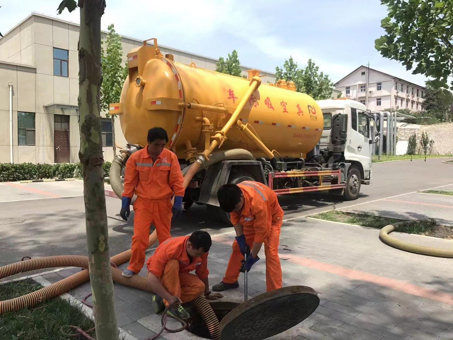 武邑管道疏通车停在窨井附近