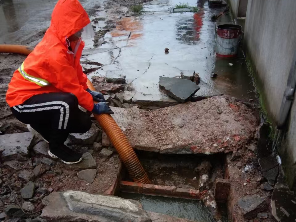 武邑专业清理污水池 炜誉市政以规范流程守护城市 “肠道”